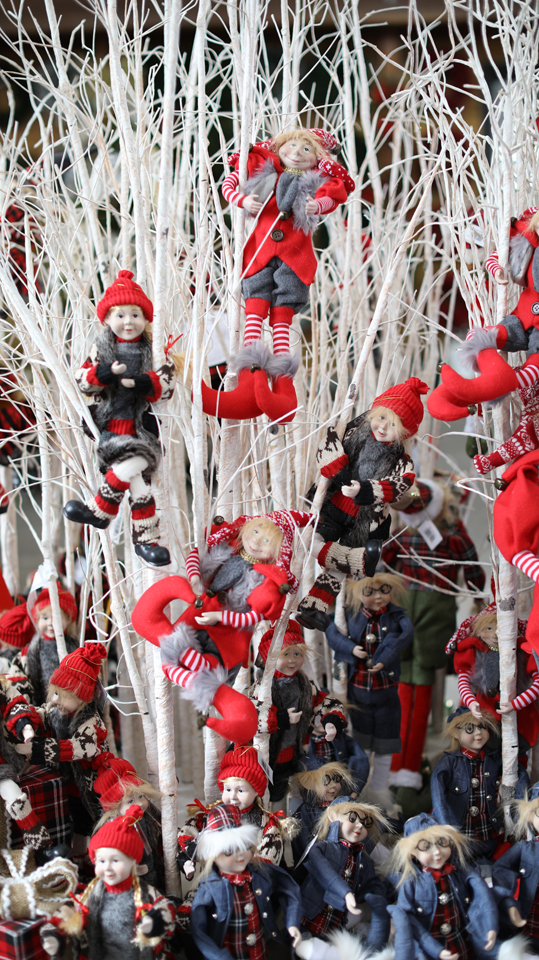 Lutins de Noël dans un arbre
