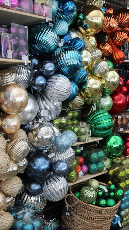 Boules de Noël colorées et brillantes